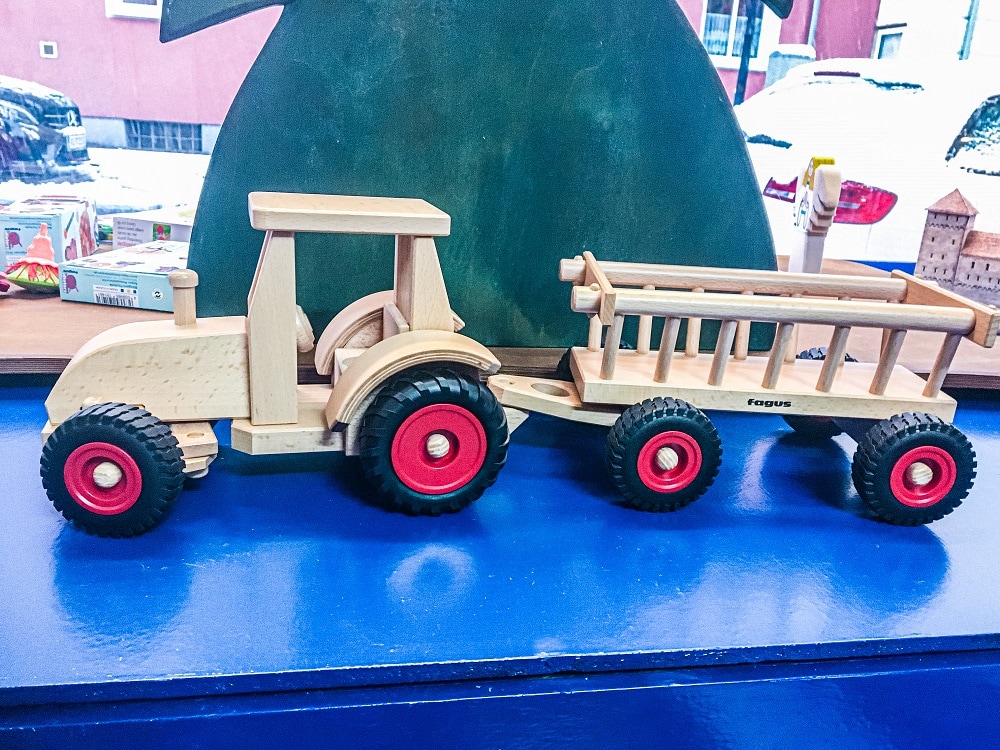 Traktor aus Holz als Weihnachtsgeschenk, Zimansl Spielwaren Klagenfurt