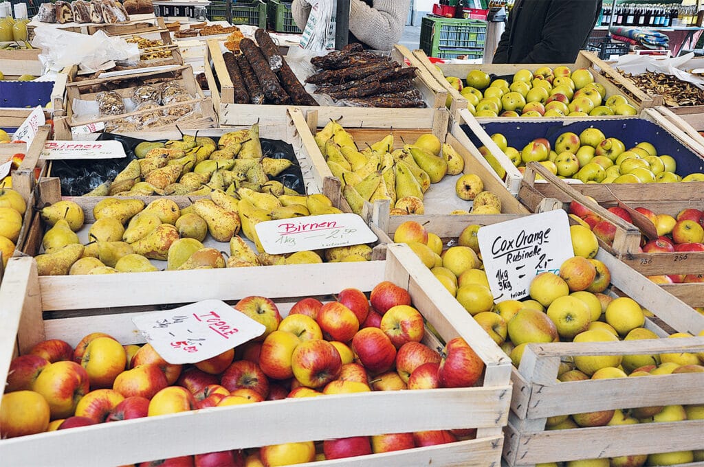 Birnen und Äpfel bei Marktstand am Benediktinermarkt in Klagenfurt