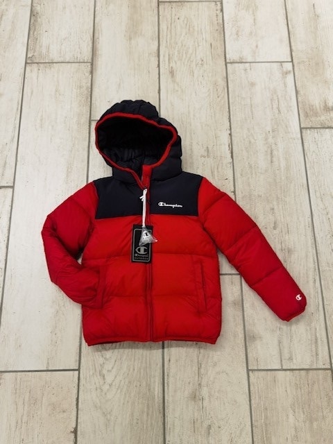 rote Jacke von Champion als Weihnachtsgeschenk für Kinder von Bambi Plus aus Klagenfurt