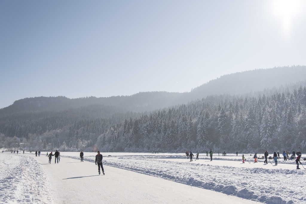 Personen beim Eislaufen am Rauschelesee in Keutschach