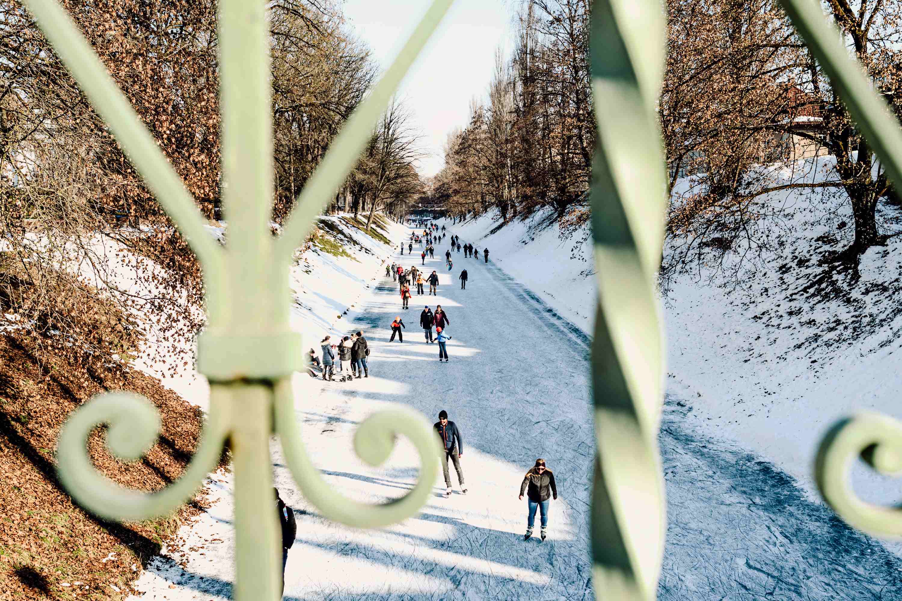 Eisläufer am Lendkanal, fotografiert vom Elisabethsteg aus