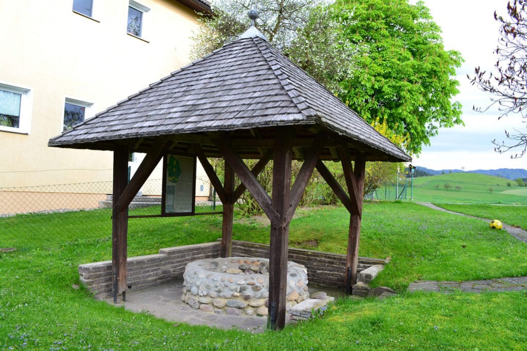 mit Holzdach überdachter Brunnen in Keltenbrunnen