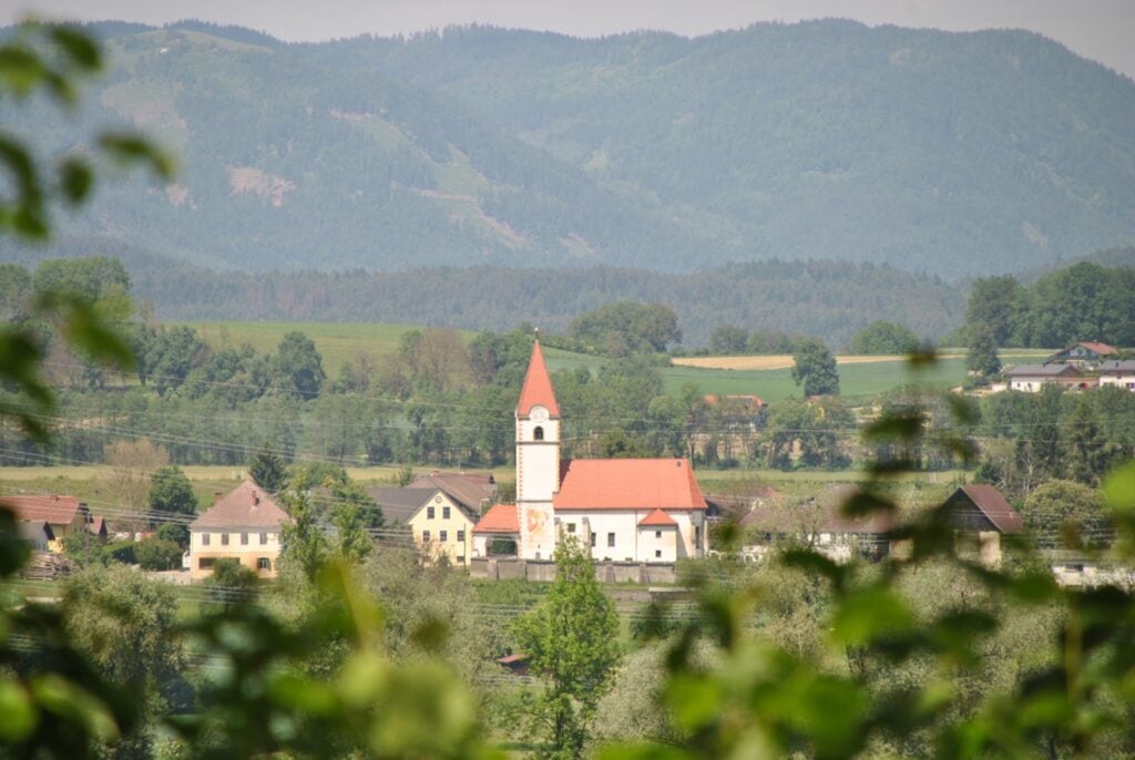 Panorama mit Blick auf Wallfahrtskirche in Grafenstein