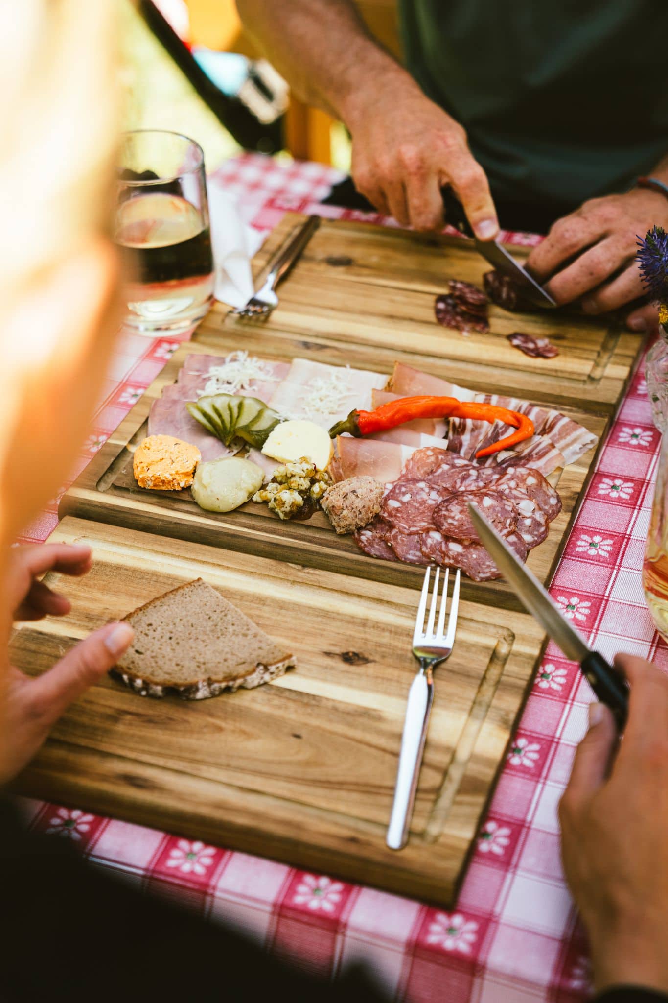 Brettljause mit Schinken, Speck, Gemüse, Aufstrichen und Brot 