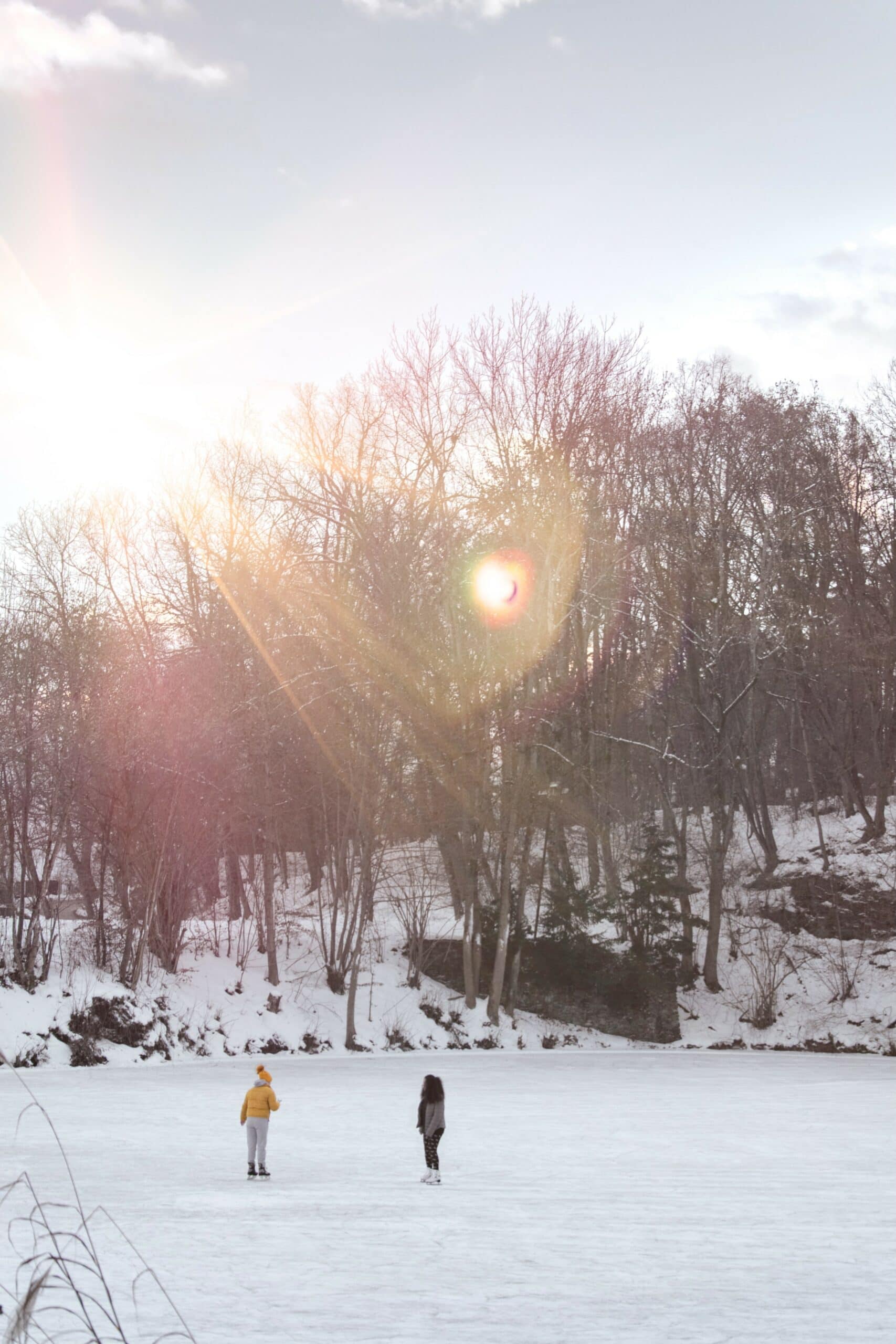 2 Personen beim Eislaufen am Kreuzberglteich im Winter