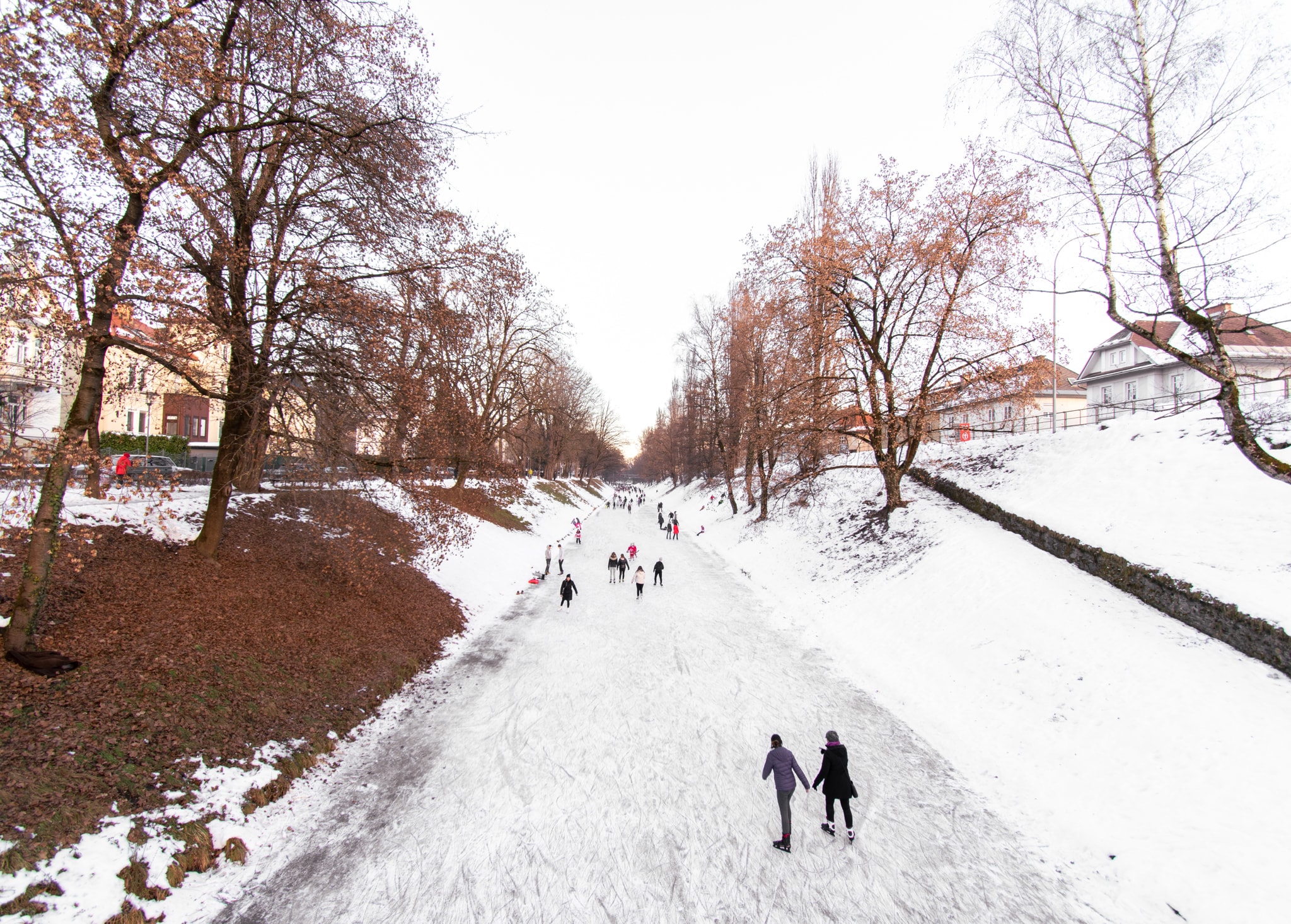 Zahlreiche Personen beim Eislaufen auf dem Lendkanal in Klagenfurt