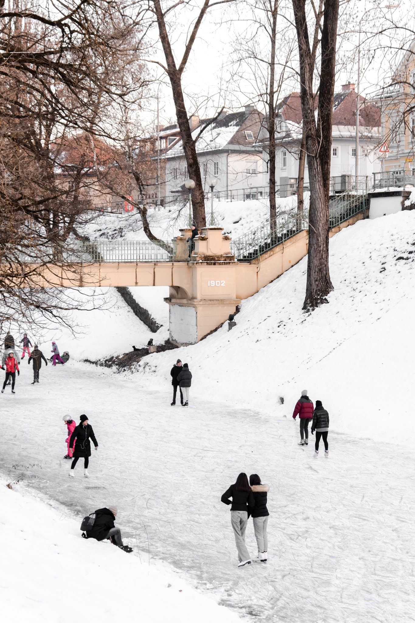 Zahlreiche Besucher flitzen in ihren Eislaufschuhen über die Lend