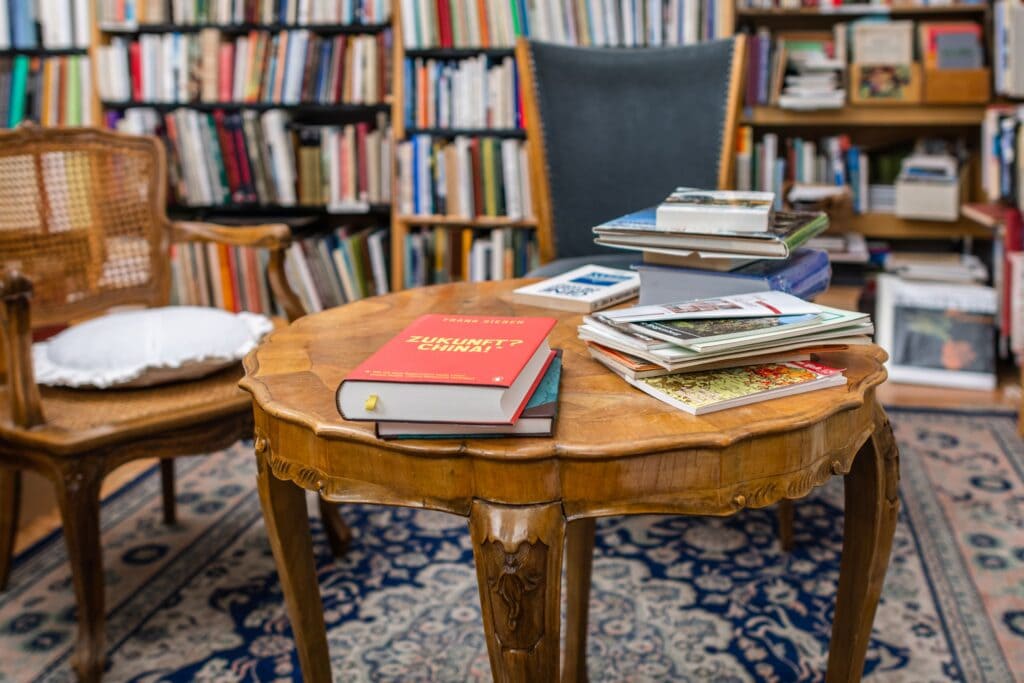 die Leseecke im Anitquariat Johannes Heyn in den Bärenluaben in Klagenfurt, hier findet man gebrauchte, vergriffene und Erstausgaben vieler Bücher