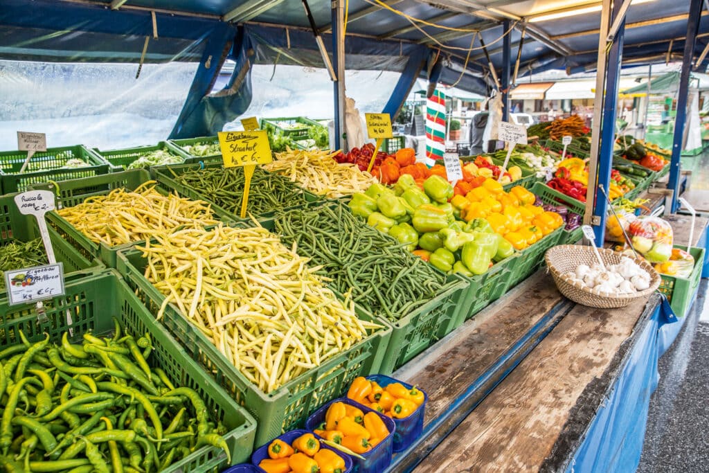 bunter Gemüsestand am Benediktinermarkt in Klagenfurt