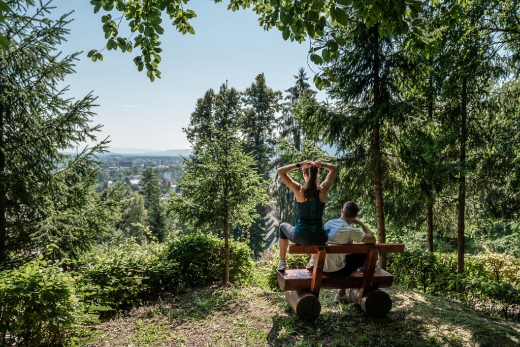 Paar bei Pause beim Wandern auf das Kreuzbergl (Zillhöhe)