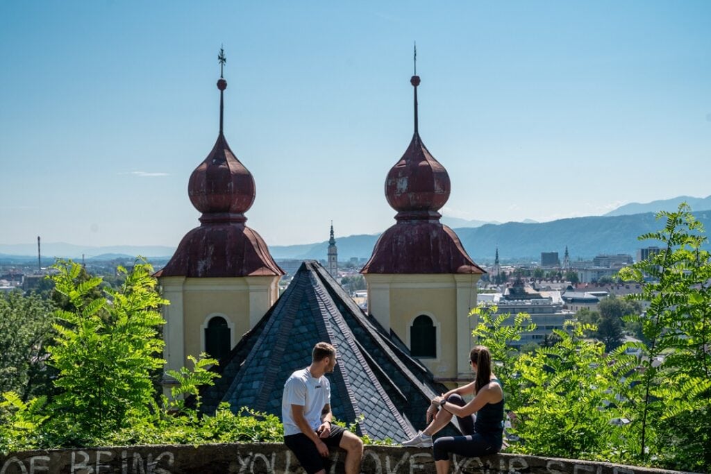 Paar mit Blick auf Kreuzberglkirche in Klagenfurt
