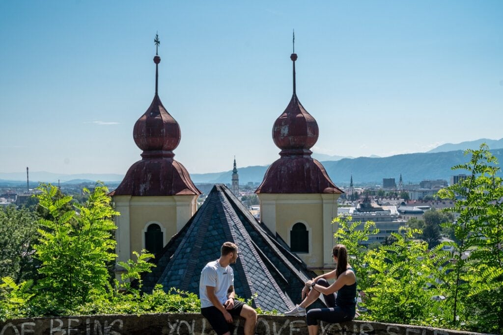 Paar mit Blick auf Kreuzberglkirche