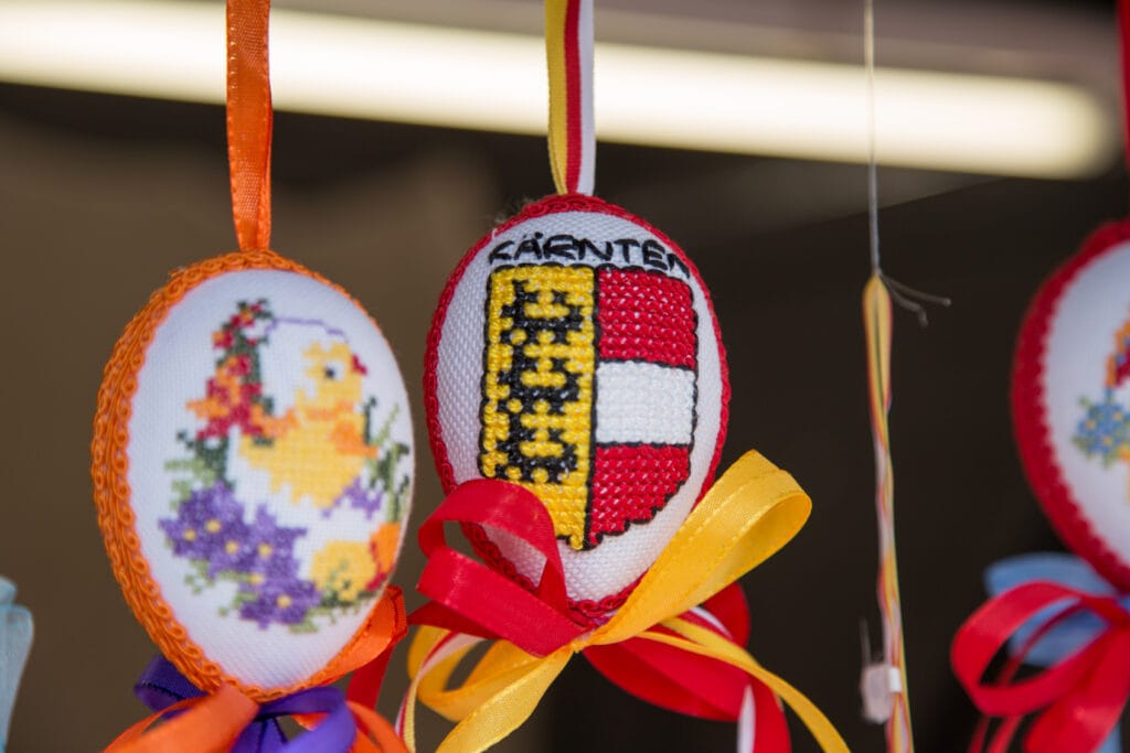 Ostermarkt mit verzierten Eiern