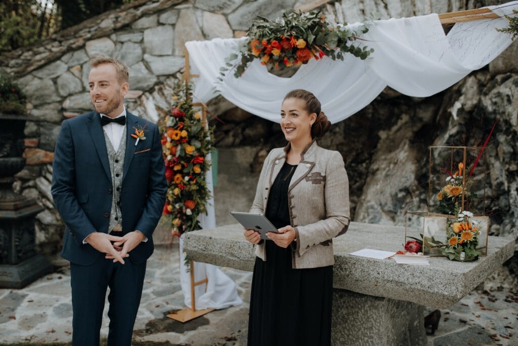 Hochzeitsrednerin Sarah Al-Hosini macht freie Trauungen, Reden, Hochzeiten und andere Veranstaltungen, an denen freie Reden gebraucht werden, hier steht sie mit dem Bräutigam bei einer open Air Hochzeit