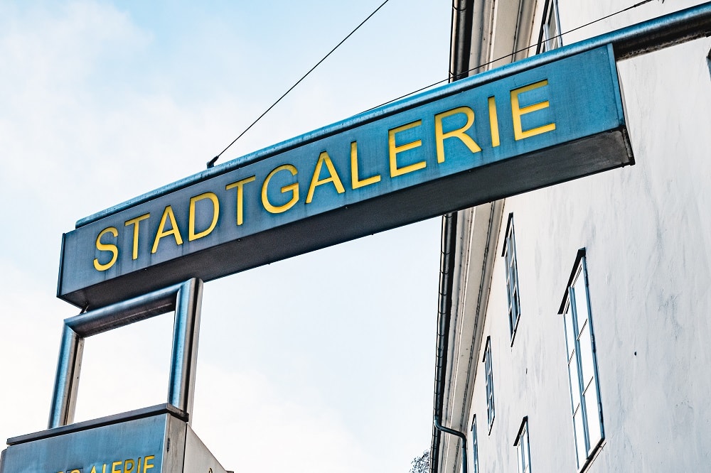 Stadtgalerie, Schild, Wegweiser, 9020 Klagenfurt am Wörthersee, Ausstellung, Galerie, Kunst, Skulpturen, Installationen, Bilder, Malerei, Fotografie