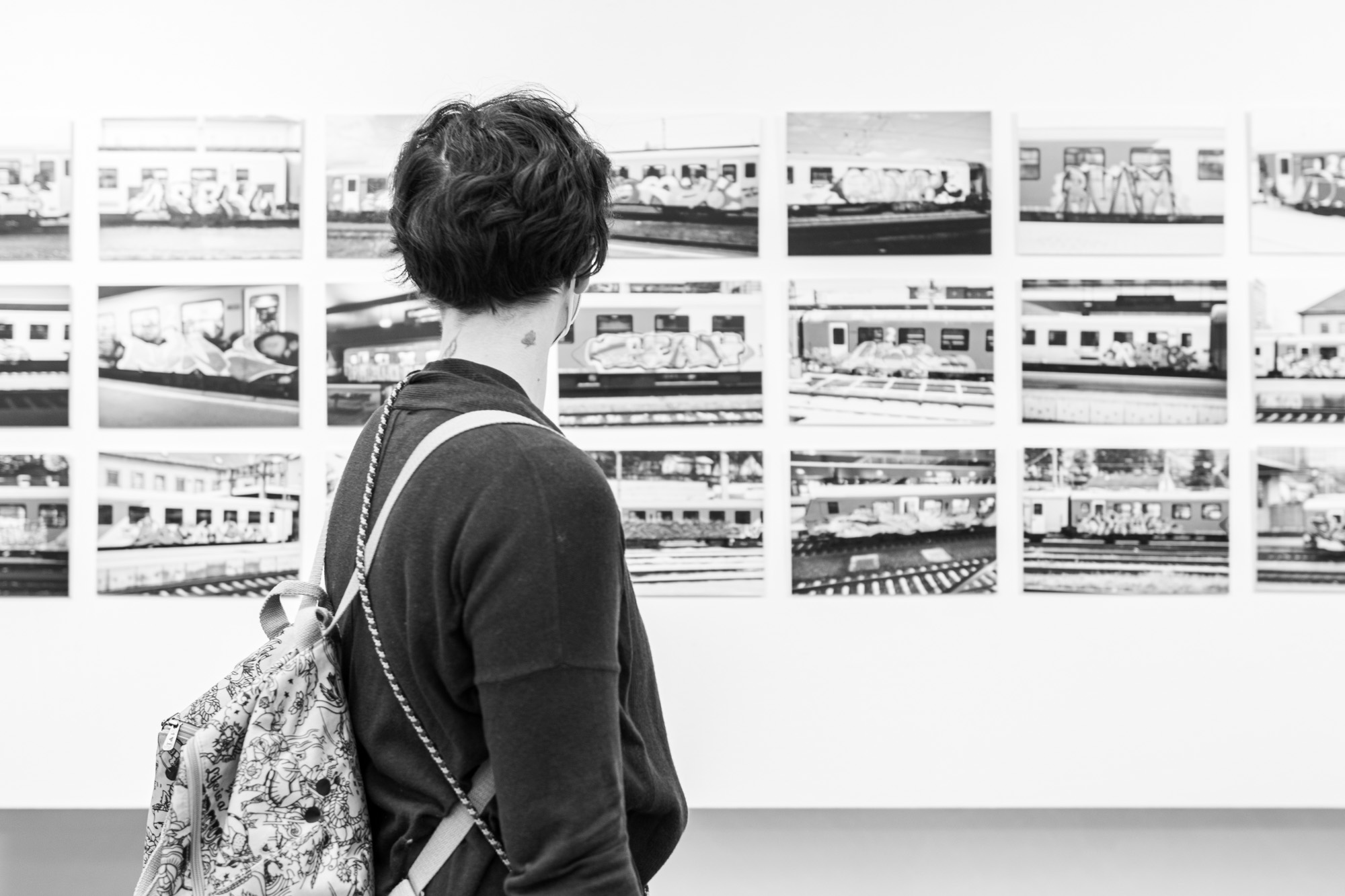 Schwarz, weiß. Junge Frau in der Stadtgalerie Klagenfurt. Ausstellung.