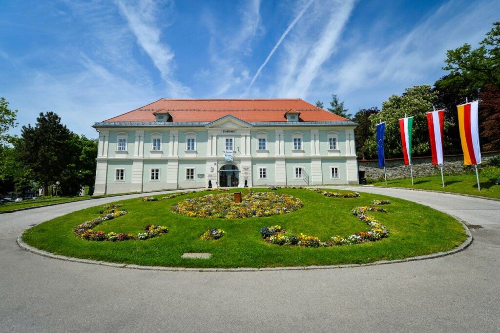 das Standesamt in Klagenfurt am Wörthersee im Stadthaus, davor das bekannte und beliebte Blumenrandeau, das sich ideal für Hochzeitsfotos eignet