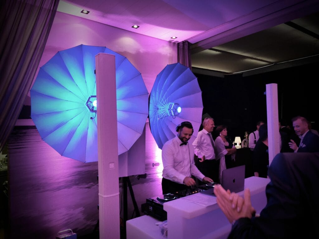 ein Hochzeitsdj mit Equipment von Stereo Media aus Klagenfurt am Wörthersee, sie liefern Ton und Licht für die perfekte Hochzeitsmusik