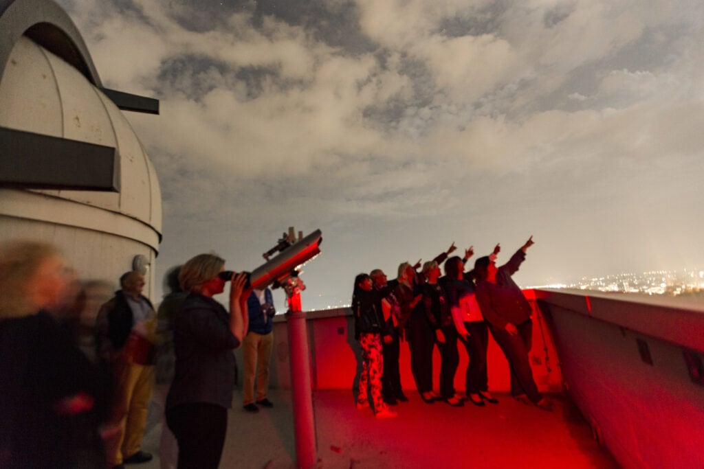 Gruppe zeigt in den Himmel bei der Sternwarte am Kreuzbergl