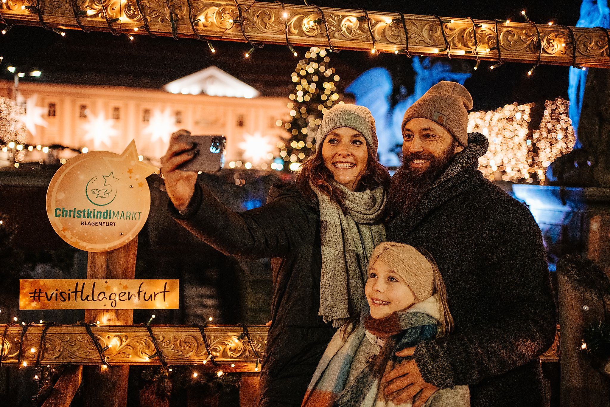 Paar mit Tochter beim Selfie-Machen am Christkindlmarkt in klagenfurt