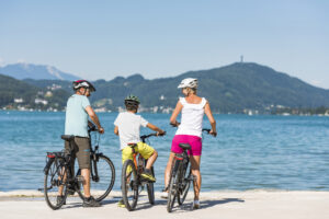 Familie auf dem Rad mit Blick auf Pyramidenkogel