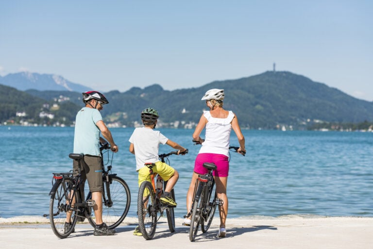 Familie auf dem Rad mit Blick auf Pyramidenkogel