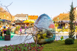 Ostermarkt in Klagenfurt mit großem Ei