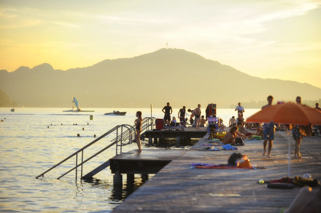 Gut besuchtes Strandbad Klagenfurt am frühen Abend