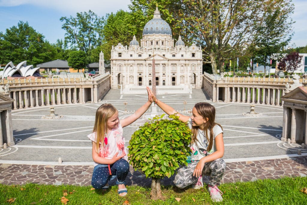 Vatikan und Petersplatz mit Petersdom im Minimundus als Erlebniswelt für Kinder