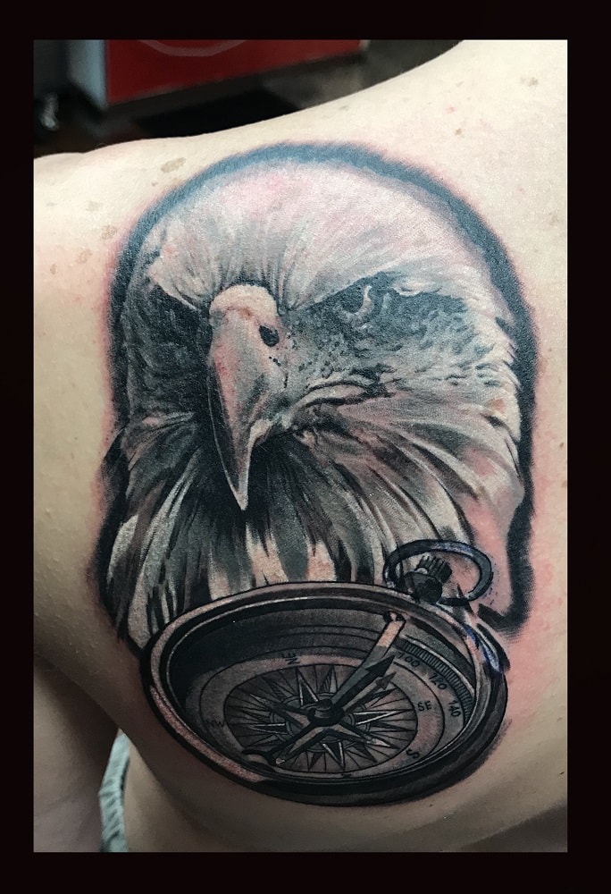 Adler, Kompass, black an grey tattoo, Tattoo, Tattoostudio, tätowieren, Tattooarist, 9020 Klagenfurt am Wörthersee