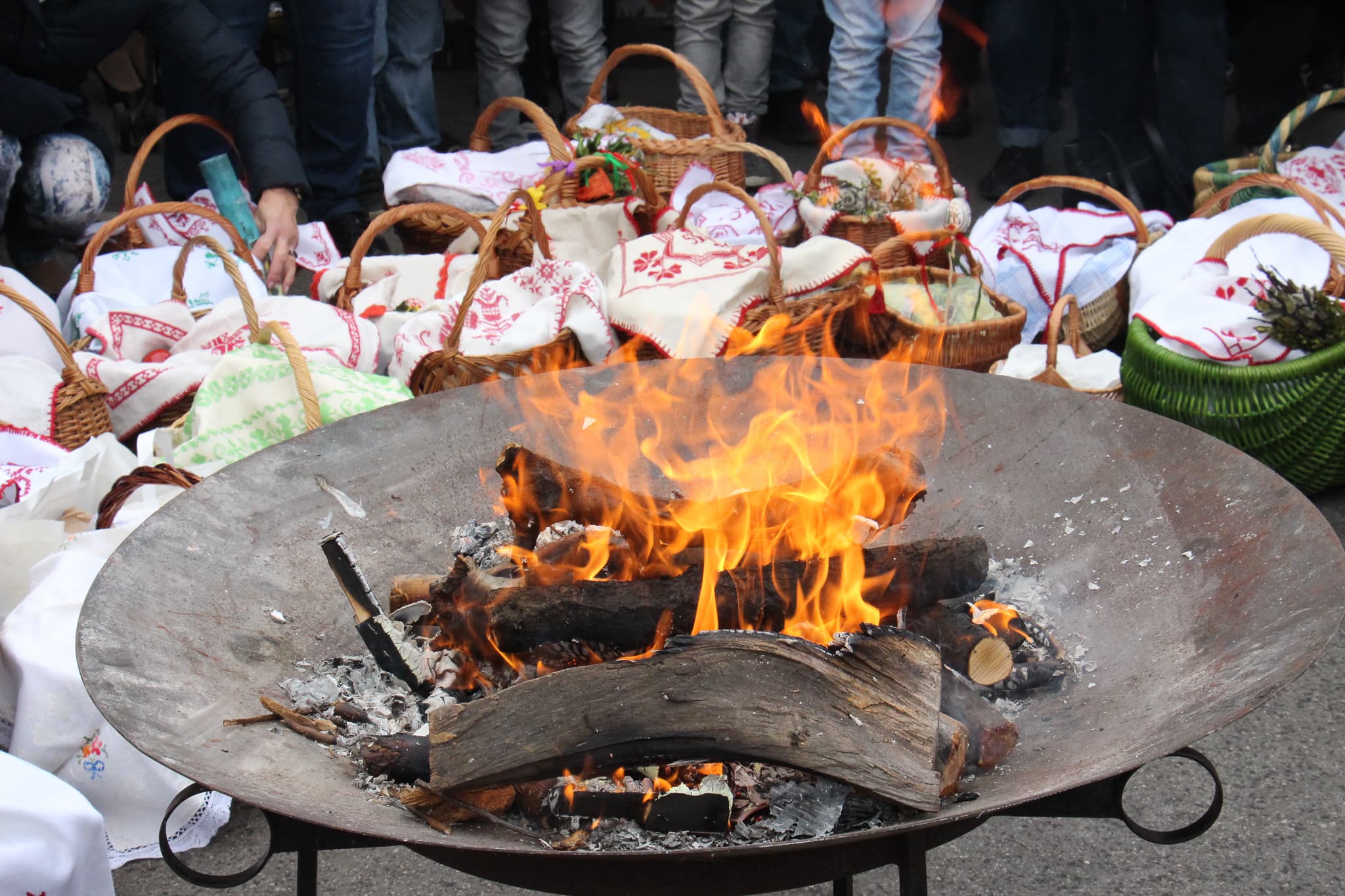 Osterfeuer und Osterkärbchen abgedeckt mit Tüchern 