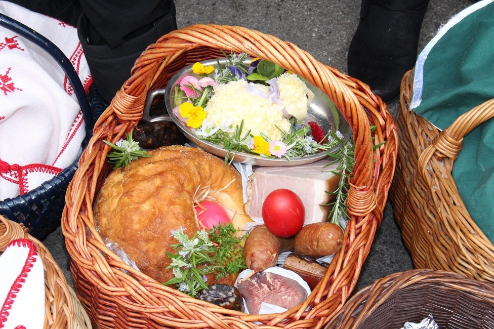 Ostern, Weihkorb, Reindling, gefärbte Eier, Kren, Butter, Selchwürste, Salami, Osterjause, Dom, 9020 Klagenfurt am Wörthersee