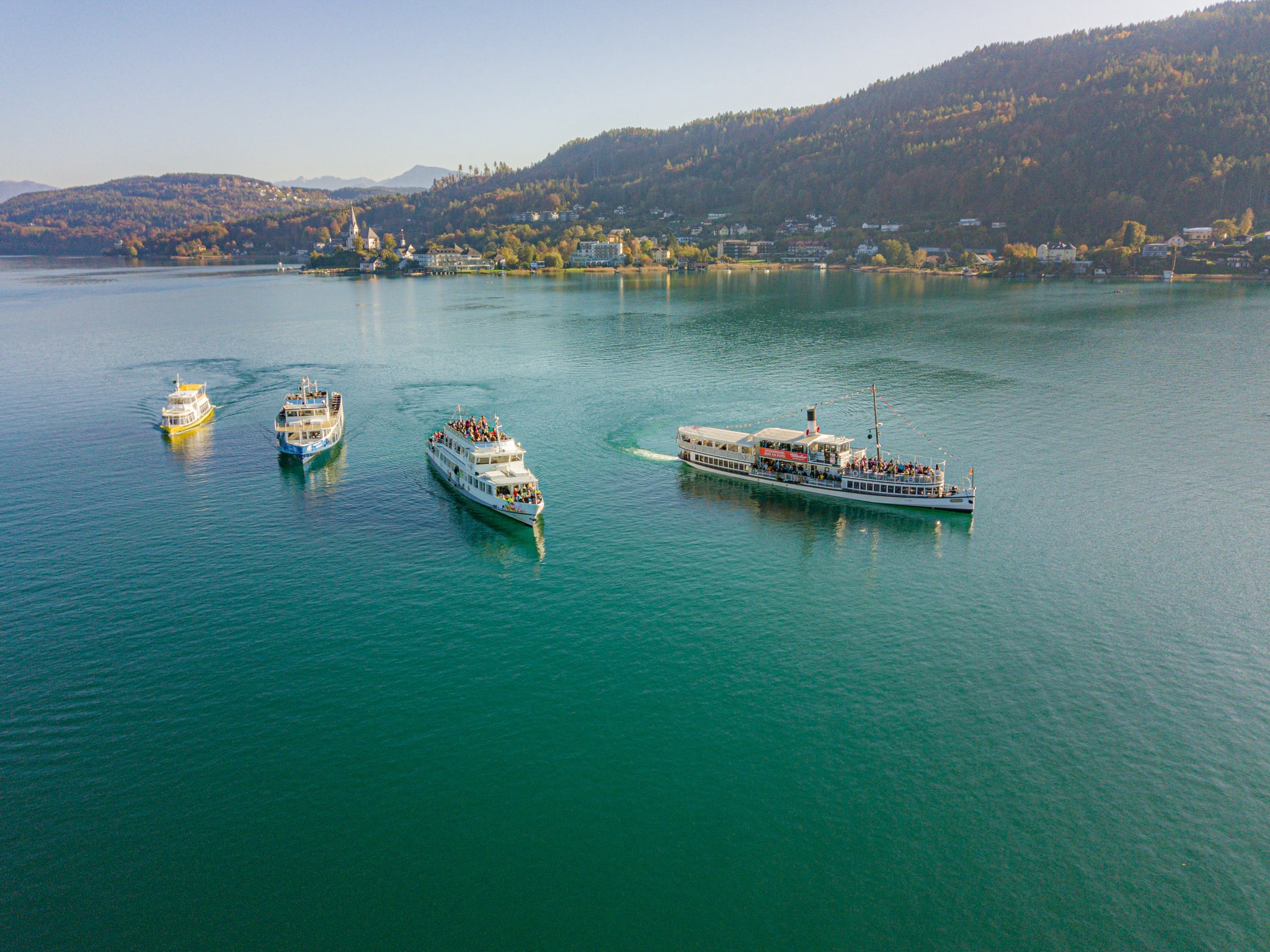 Mehrere Schiffe der Flotte der Wörthersee Schifffahrt am Wörthersee