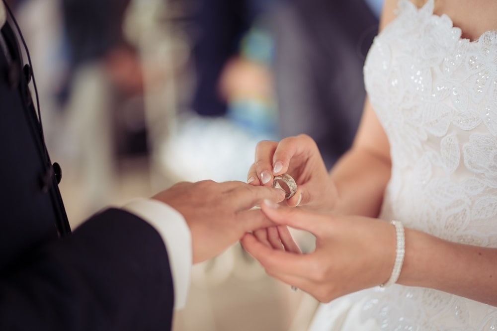 Ringtausch, die Braut steckt dem Bräutigam den Ring an den Finger, ein Foto von Hochzeitsfotograf Florian Gunzer