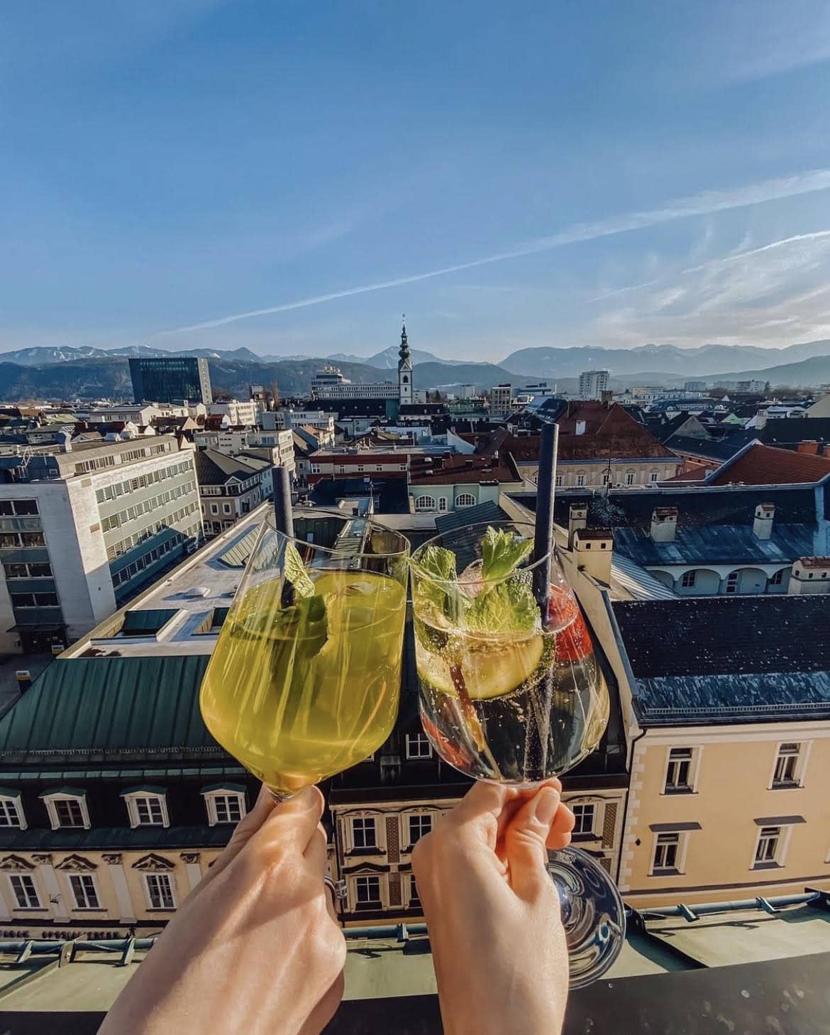 Cheers mit kühlen Cocktails in der Rooftop-Bar 19null7 in Klagenfurt