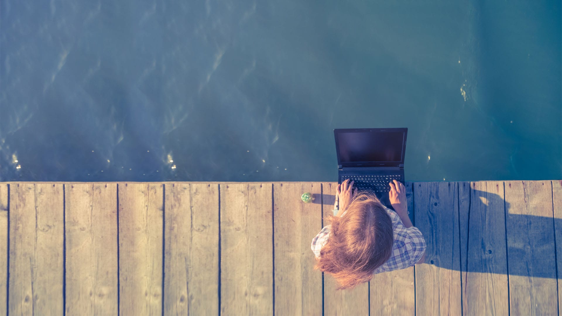 Arbeiten mit dem Laptop am See