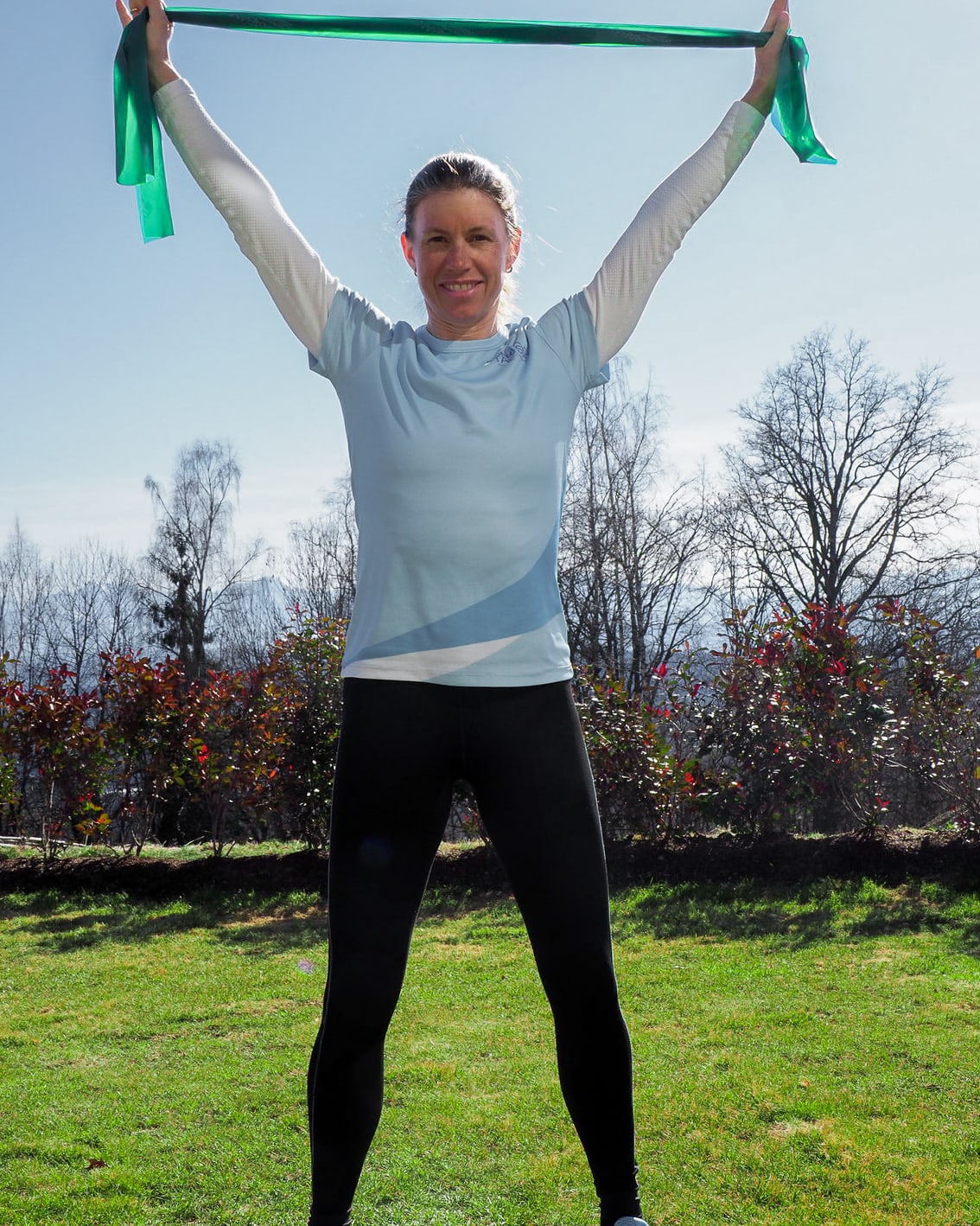 Triathletin Sonja Tajsich zeigt Ausschultern-Übung mit dem Theraband 