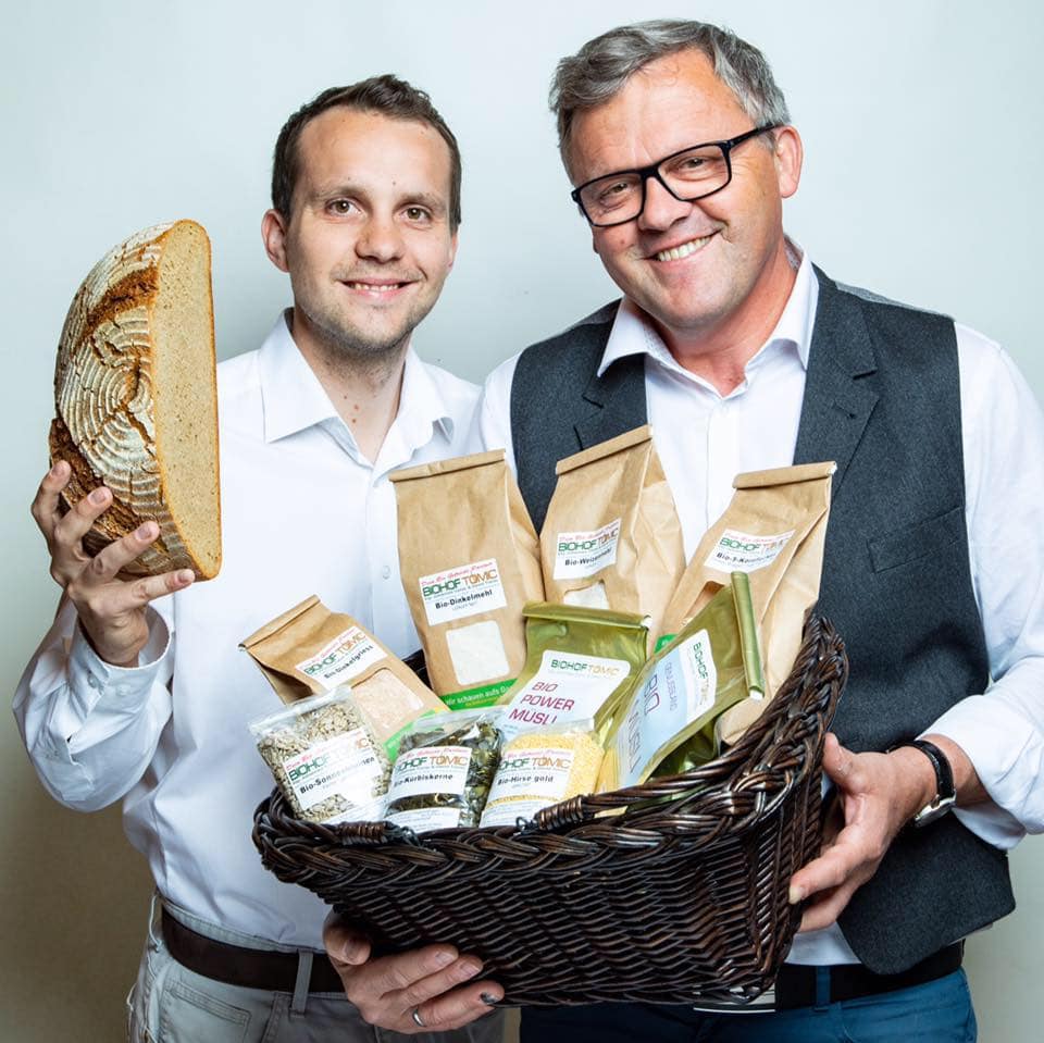 Inhaber des Biohof Tomic mit Brot und Korn