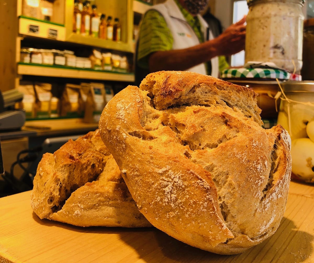 ein frisch gebackener Laib Brot vom Biohof Tomic am Benediktiner Markt in Klagenfurt