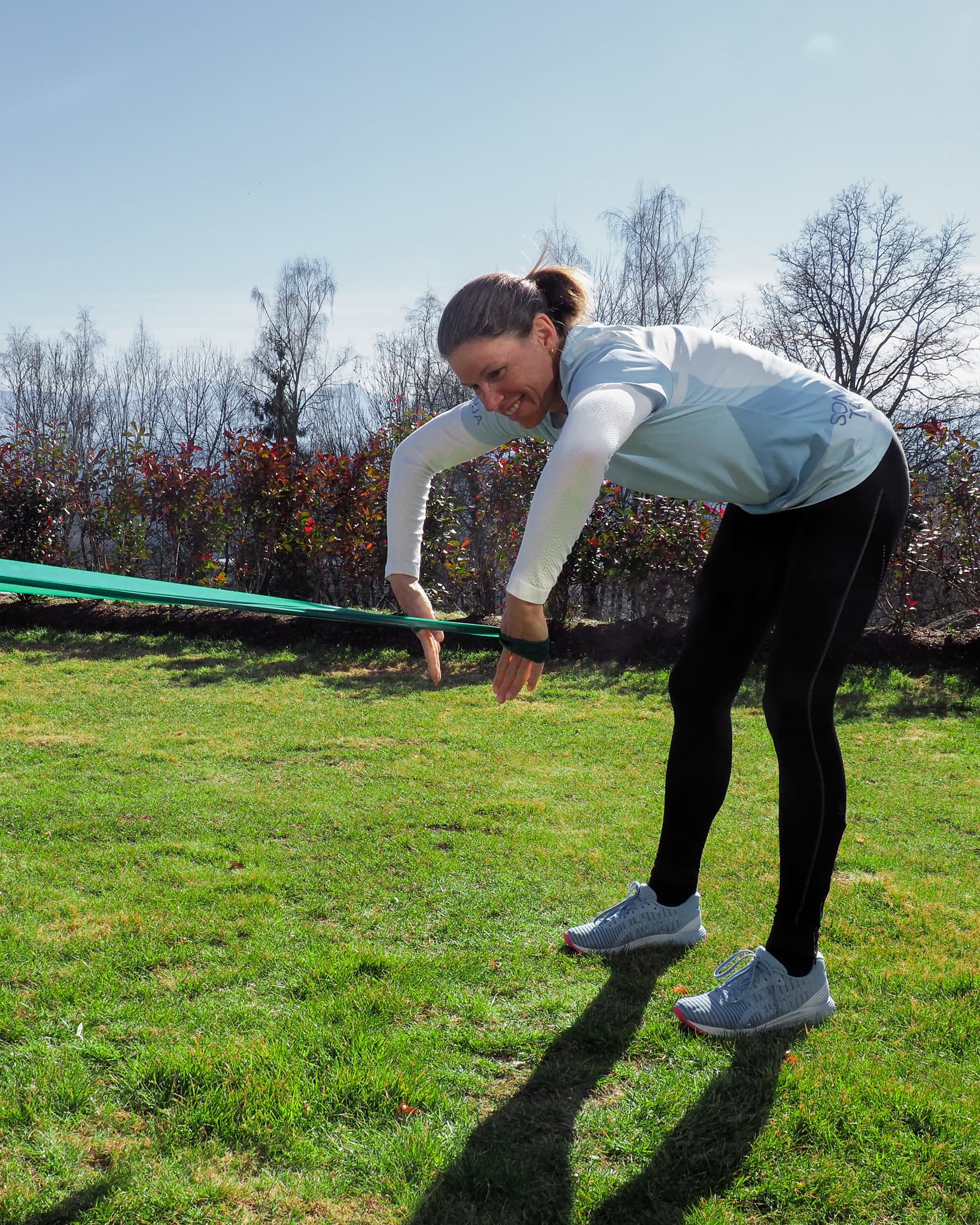 Triathletin Sonja Tajsich zeigt Doppelarmzug-Übung mit dem Theraband 