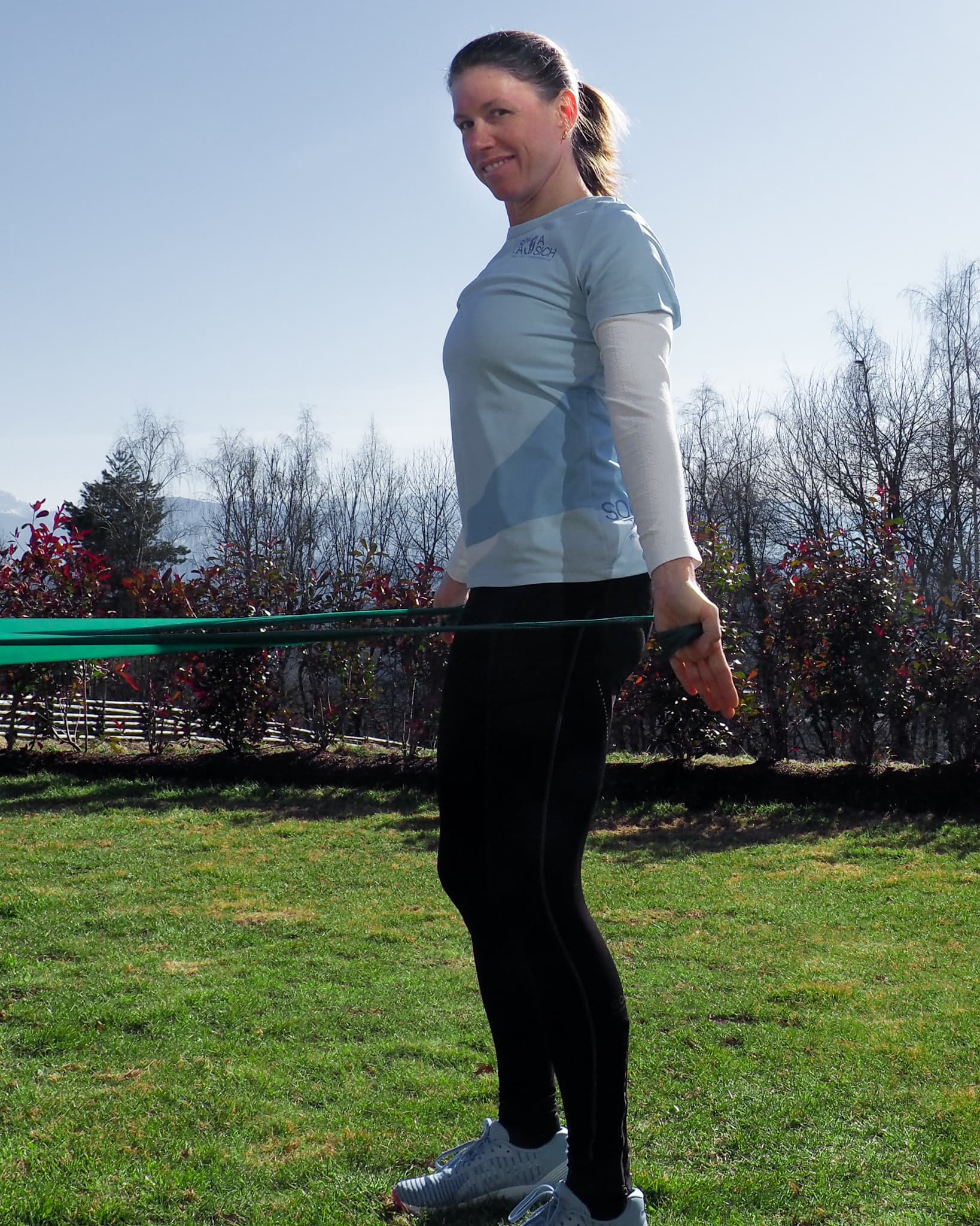 Triathletin Sonja Tajsich zeigt -Übung für den oberen Rücken und die Schulterblattmuskulatur 