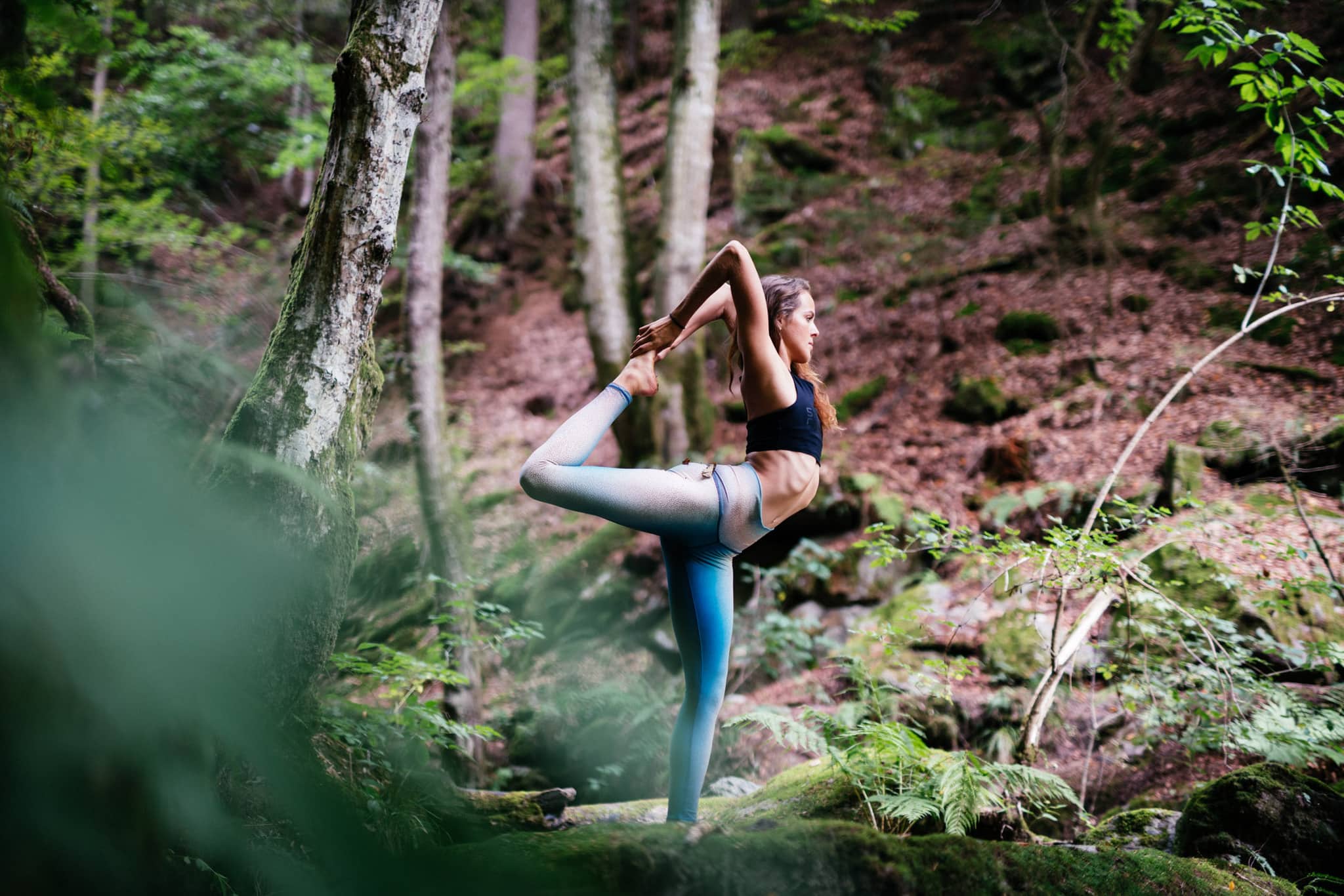 Yogini wirfst sich in Pose am Slowtrail Yoga-Weg entlang der Teufelsschlucht in Velden