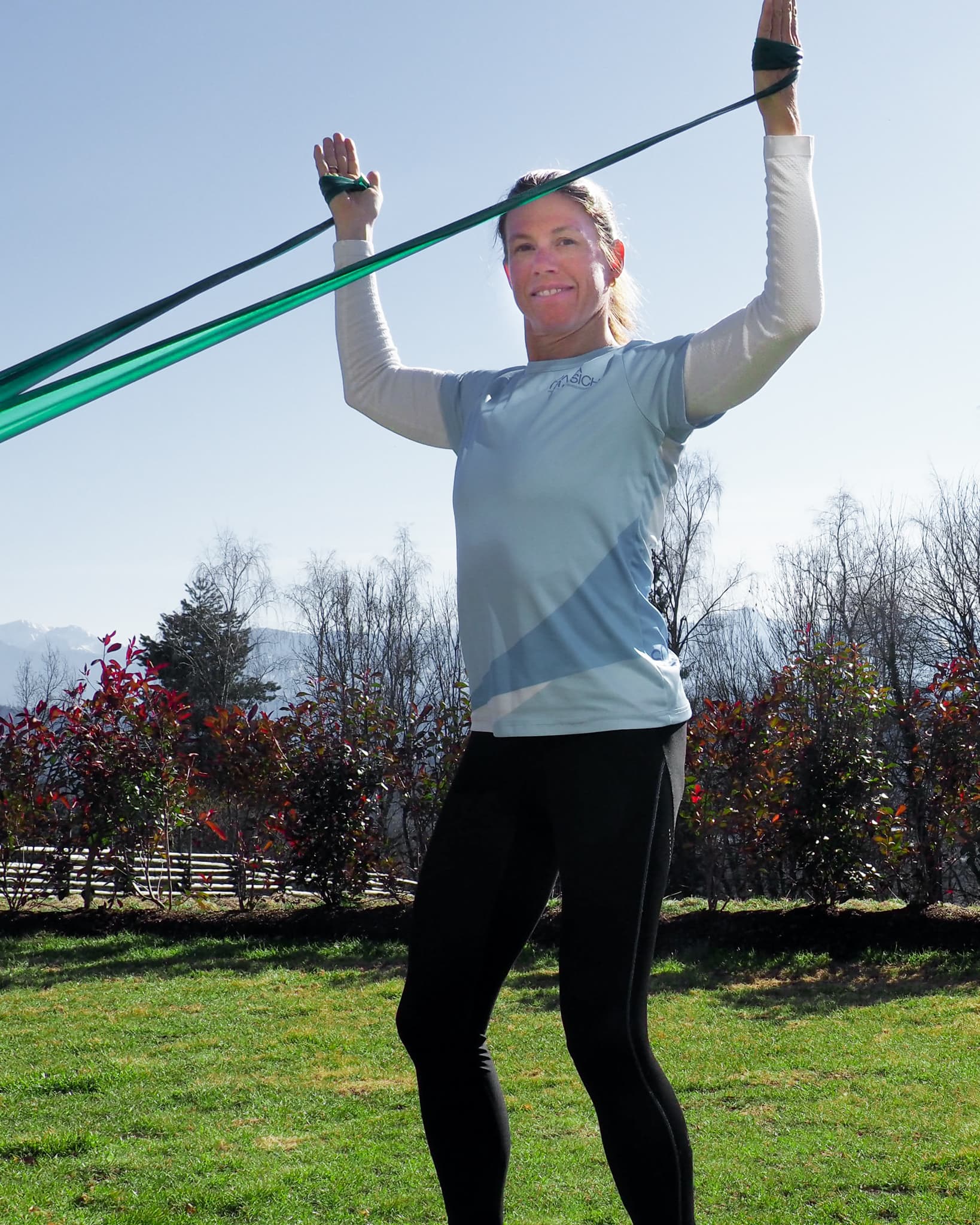 Triathletin Sonja Tajsich zeigt W-Übung für den oberen Rücken und die Schultermuskulatur 