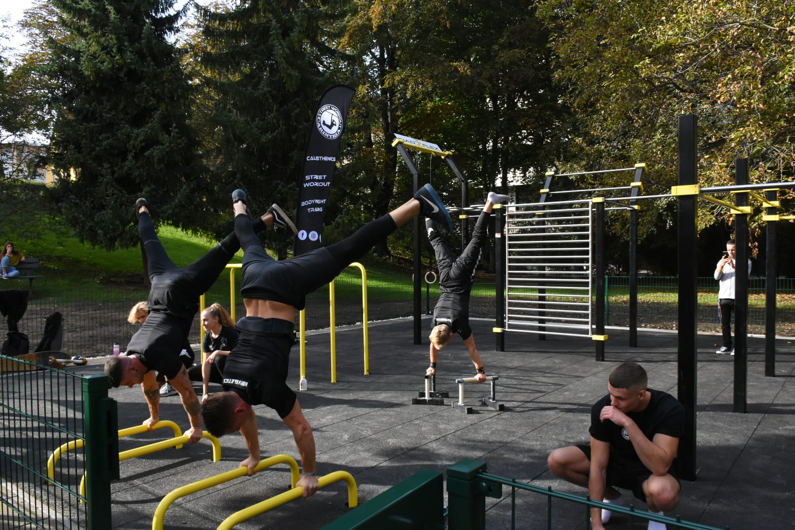 Sportler beim Trainieren am Outdoor Sportplatz
