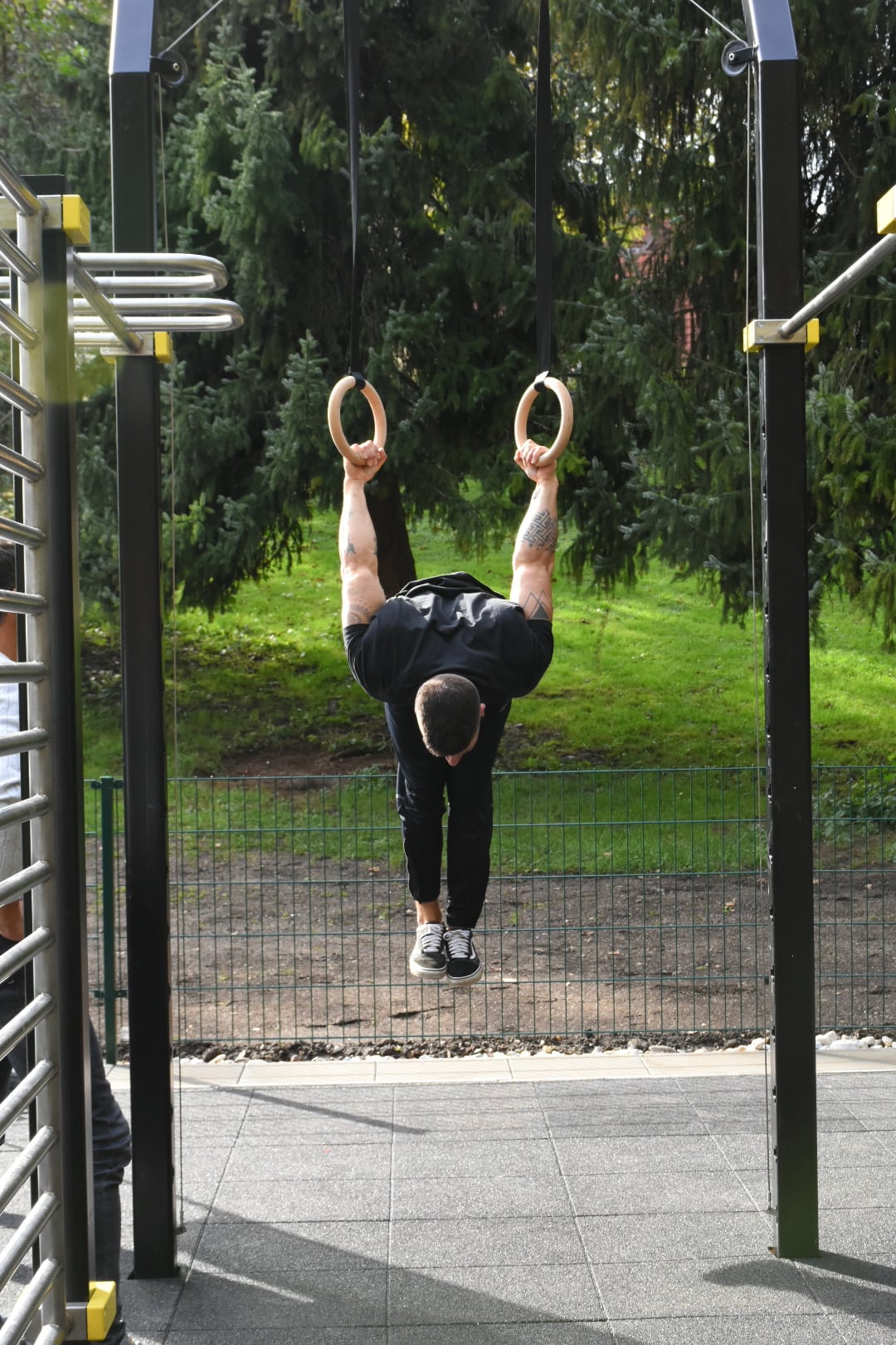 Sportler beim Trainieren im Calisthenics Park im alten Stadtgraben am Villacher Ring 