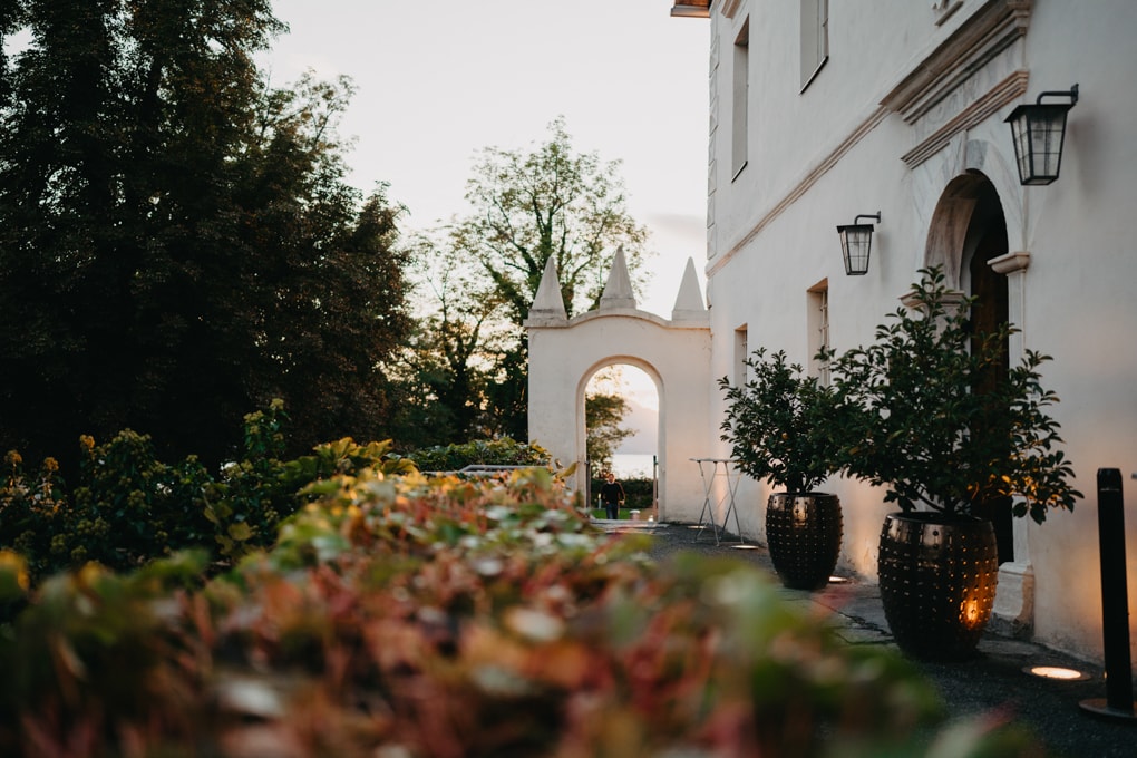 Blick auf Eingang des Schloss Maria Loretto in Klagenfurt 