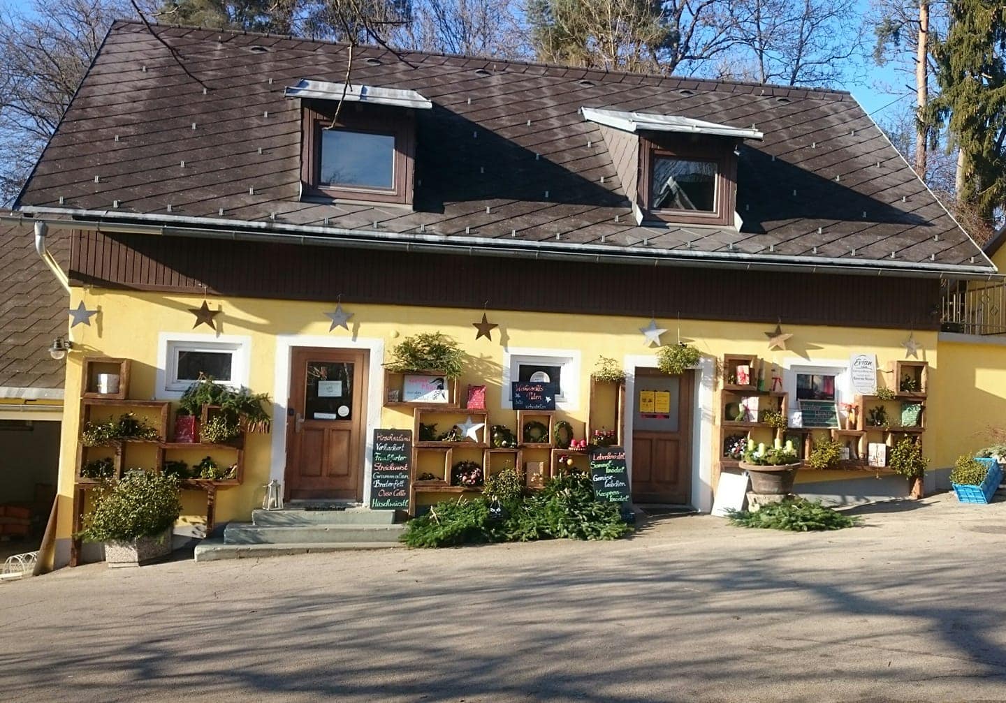 der Hofladen Feschnig sieht von außen sehr einladend aus. Drinnen gibts viele Bioprodukte frisch und direkt vom Bauern