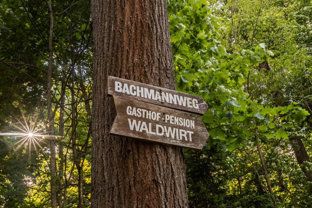 Der Ingeborg-Bachmann-Weg zum See startet hinter der Kreuzberglkirche