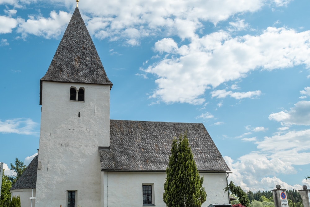 Die Chorturmkirche in Lendorf wurde in der Romanik errichtet. Hier vermischen sich die Kulturen.