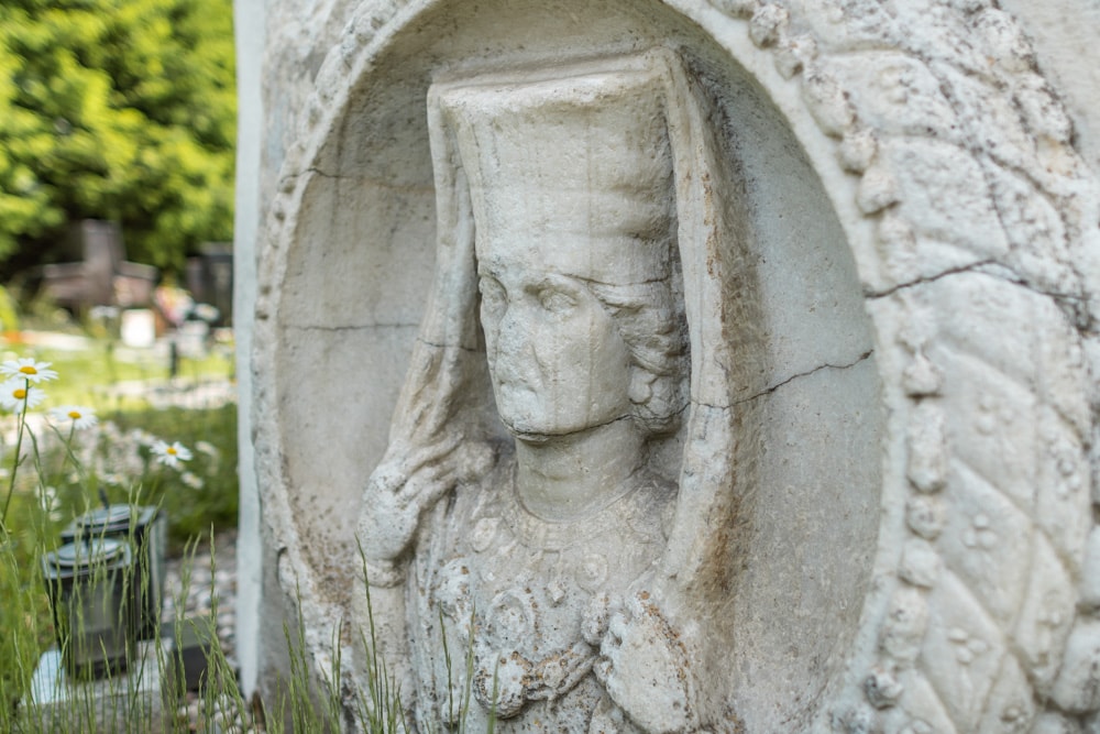 Das römerzeitliche Rundrelief einer eleganten Keltin an der Chorturmkirche Lendorf